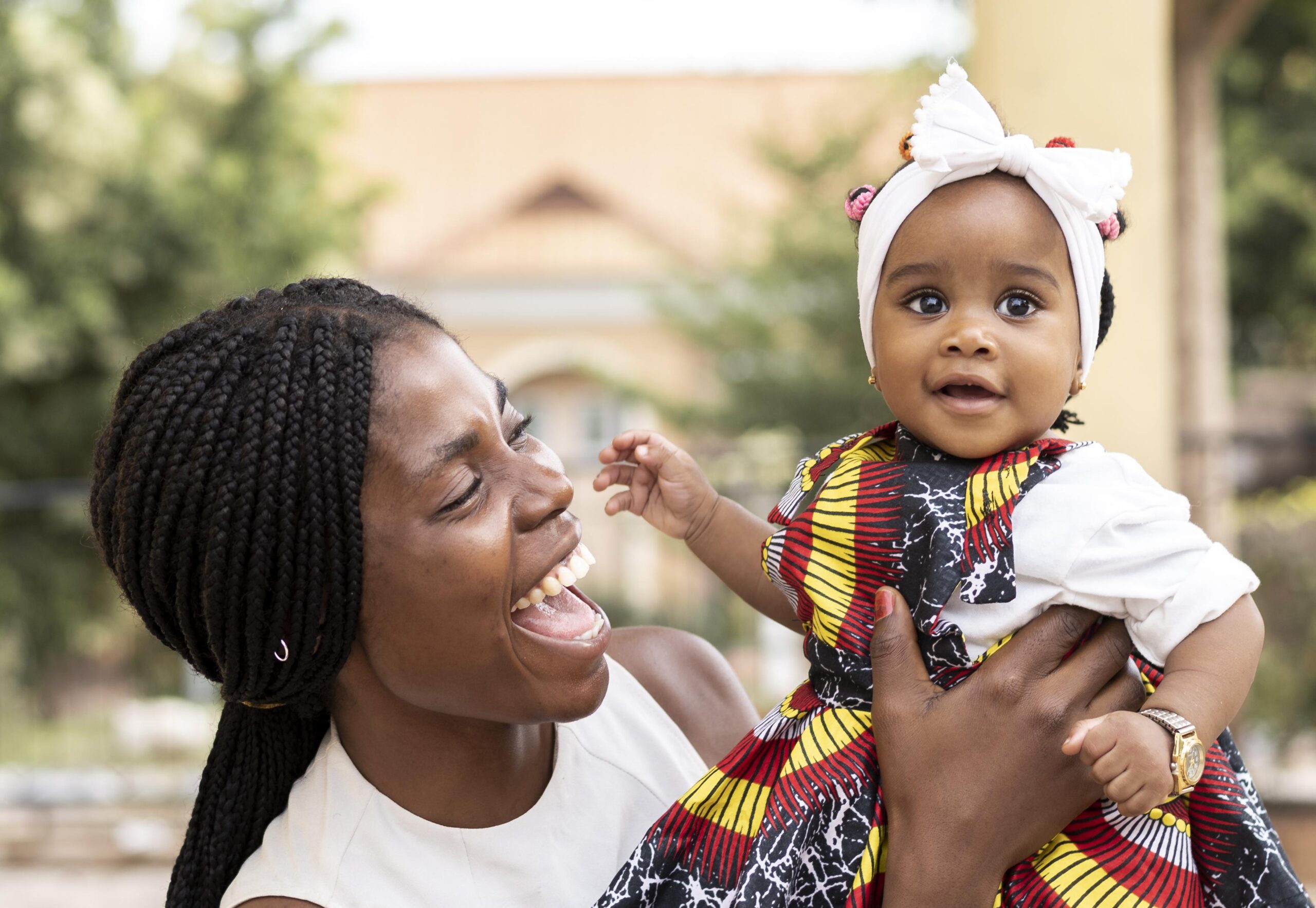 african mother holding little girl